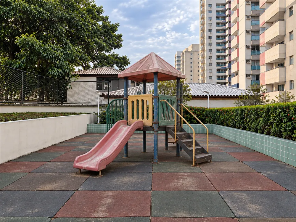 Ilustração do antes: playground antigo e desbotado no mesmo espaço