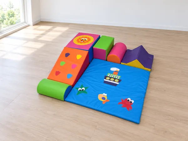 Peças de espuma coloridas com tapete azul numa brinquedoteca