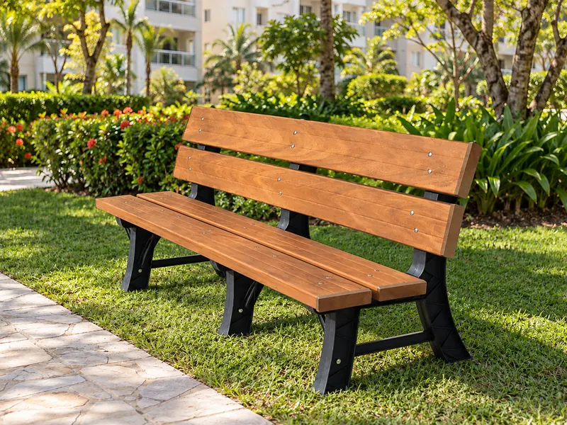 Banco com réguas de madeira plástica e laterais pretas num jardim