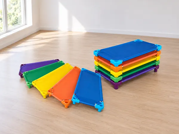 Camas empilháveis coloridas numa sala clara de creche