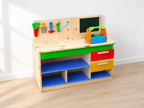 Bancada de ferramentas infantil de madeira numa brinquedoteca