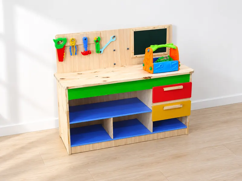 Bancada de ferramentas infantil de madeira numa brinquedoteca