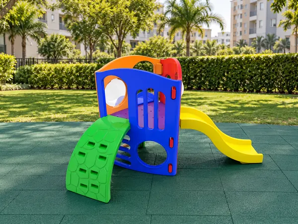 Playground rotomoldado azul com rampa verde e escorregador amarelo