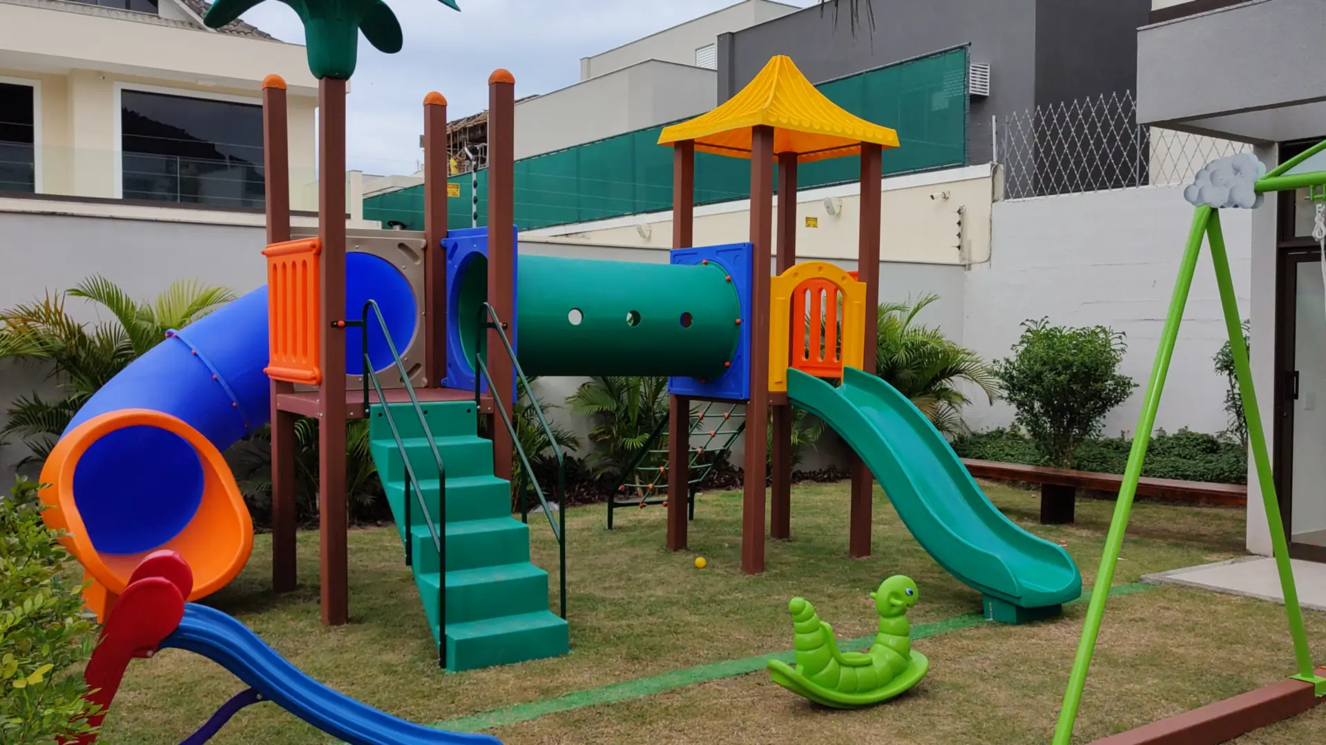 Playground com escorregadores em tubo e balanço no Palmiers, no Recreio dos Bandeirantes