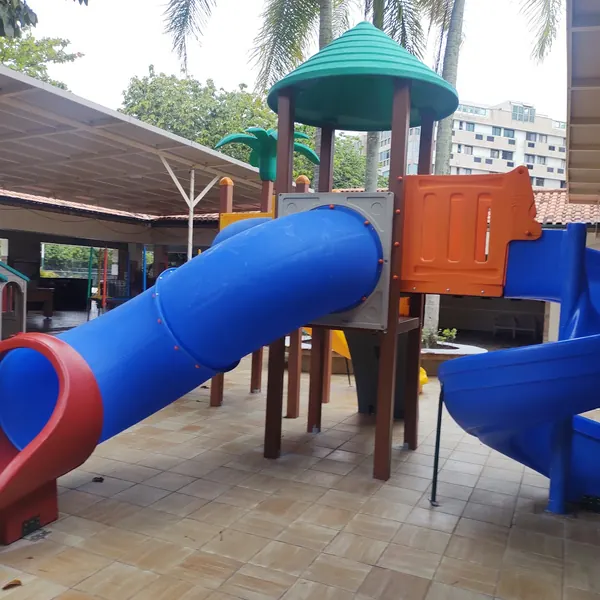 Playground com tobogã azul no Clube Alfa Barra, Barra da Tijuca
