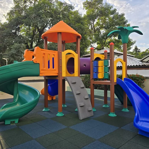 Playground com escorregador em espiral no Condomínio Keibiscane, Barra da Tijuca