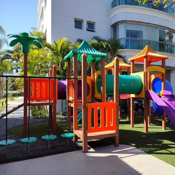Playground de madeira com telhados coloridos no Condomínio Mônaco, Barra da Tijuca