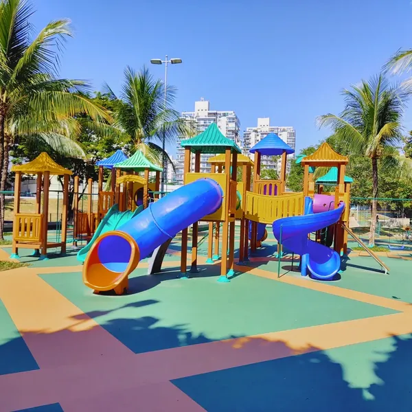 Playground com tobogã azul e várias torres no Rio 2, Barra Olímpica