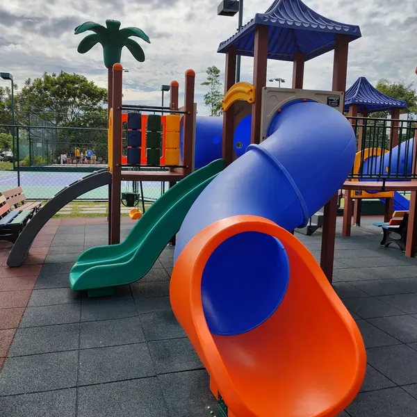 Tobogã azul com saída laranja no Condomínio Santa Mônica, Barra da Tijuca