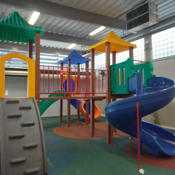 Playground coberto com escorregador em espiral no Santo Inácio, Botafogo