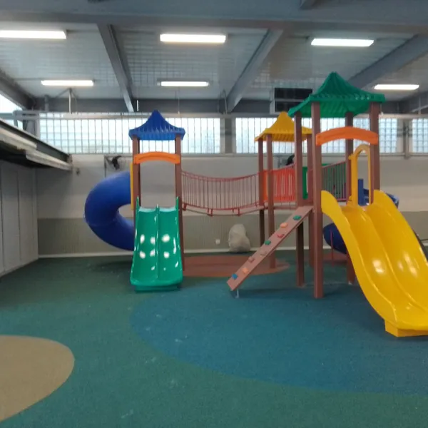 Playground coberto com ponte, escorregador verde e escorregador amarelo no Santo Inácio, Botafogo