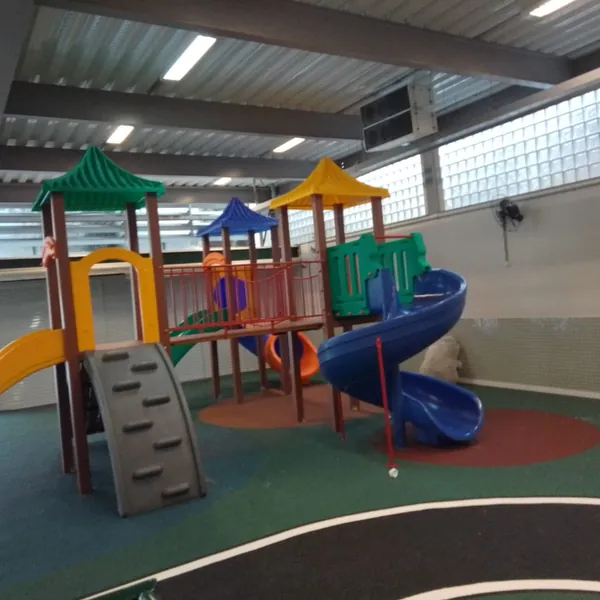 Torres do playground com telhados coloridos e escorregador em espiral no Santo Inácio, Botafogo