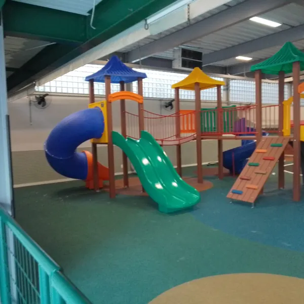 Playground coberto com escorregadores azul e verde no Santo Inácio, Botafogo