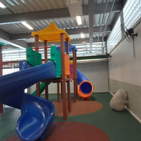 Playground coberto com escorregador azul no Santo Inácio, Botafogo